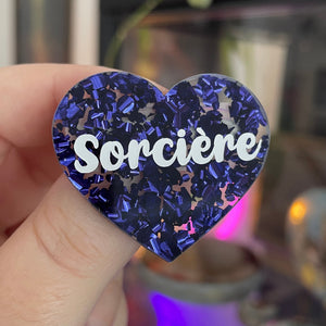 [CONTRÔLE TECHNIQUE] Broche "Sorcière" en acrylique semi-transparente avec des confettis bleus/violets