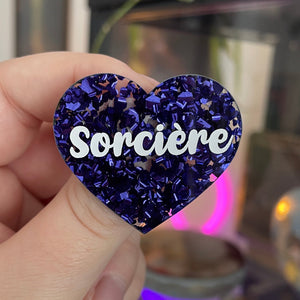 [CONTRÔLE TECHNIQUE] Broche "Sorcière" en acrylique semi-transparente avec des confettis bleus/violets