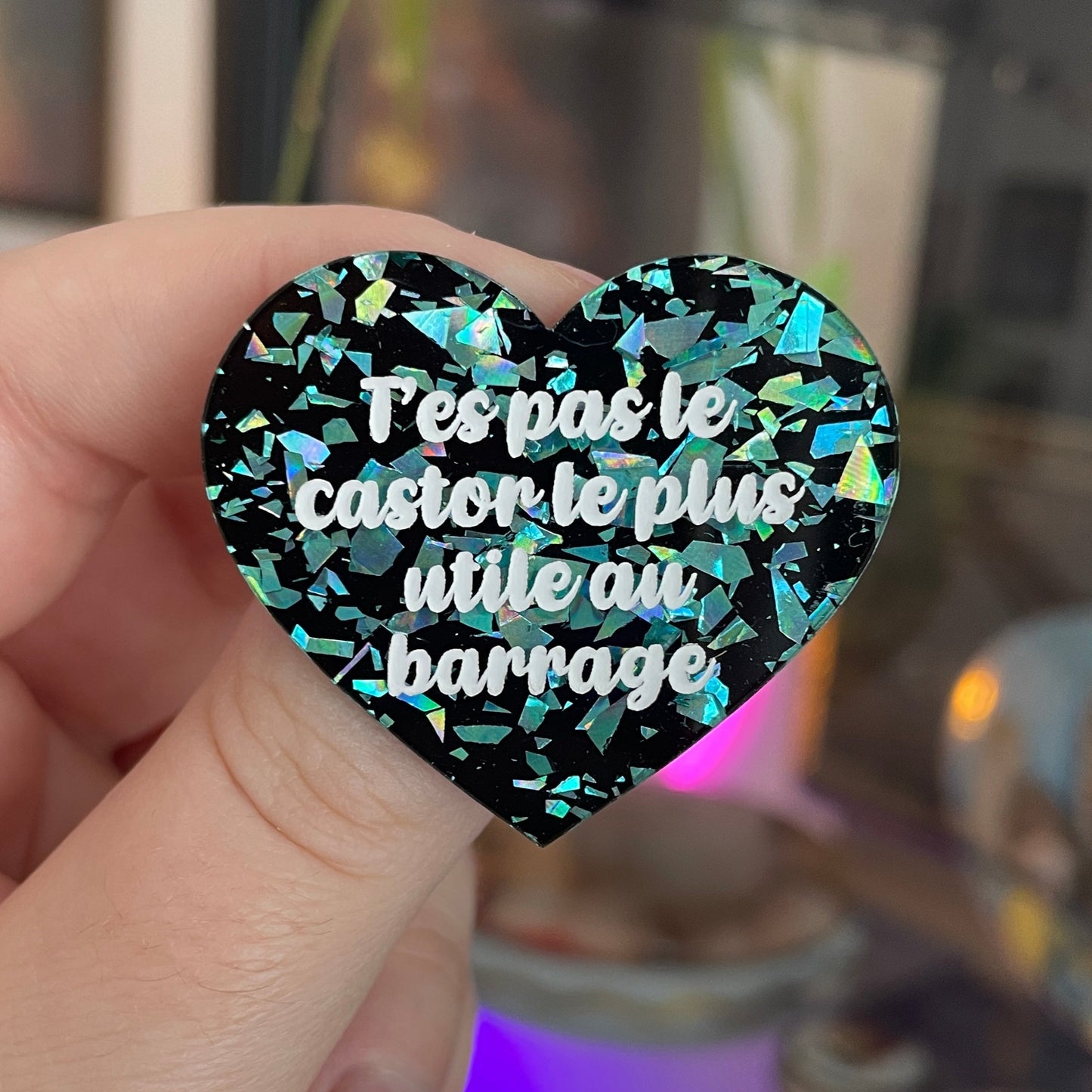 [CONTRÔLE TECHNIQUE] Broche "T'es pas le castor le plus utile au barrage" en acrylique noire avec des éclats de confettis turquoise
