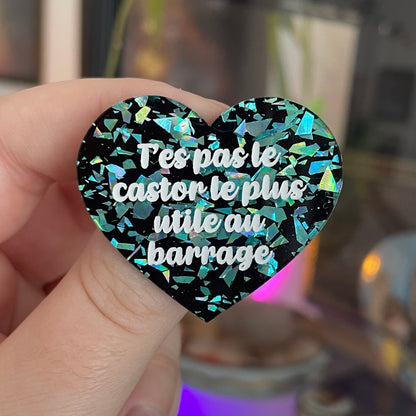 [CONTRÔLE TECHNIQUE] Broche "T'es pas le castor le plus utile au barrage" en acrylique noire avec des éclats de confettis turquoise