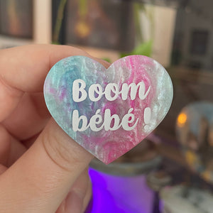 [CONTRÔLE TECHNIQUE] Broche "Boom bébé !" en acrylique marbrée blanche, rose et bleue