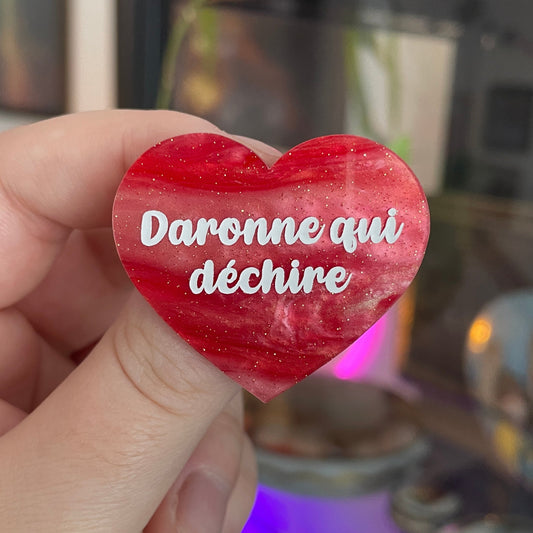 [CONTRÔLE TECHNIQUE] Broche "Daronne qui déchire" en acrylique marbrée rose à paillettes