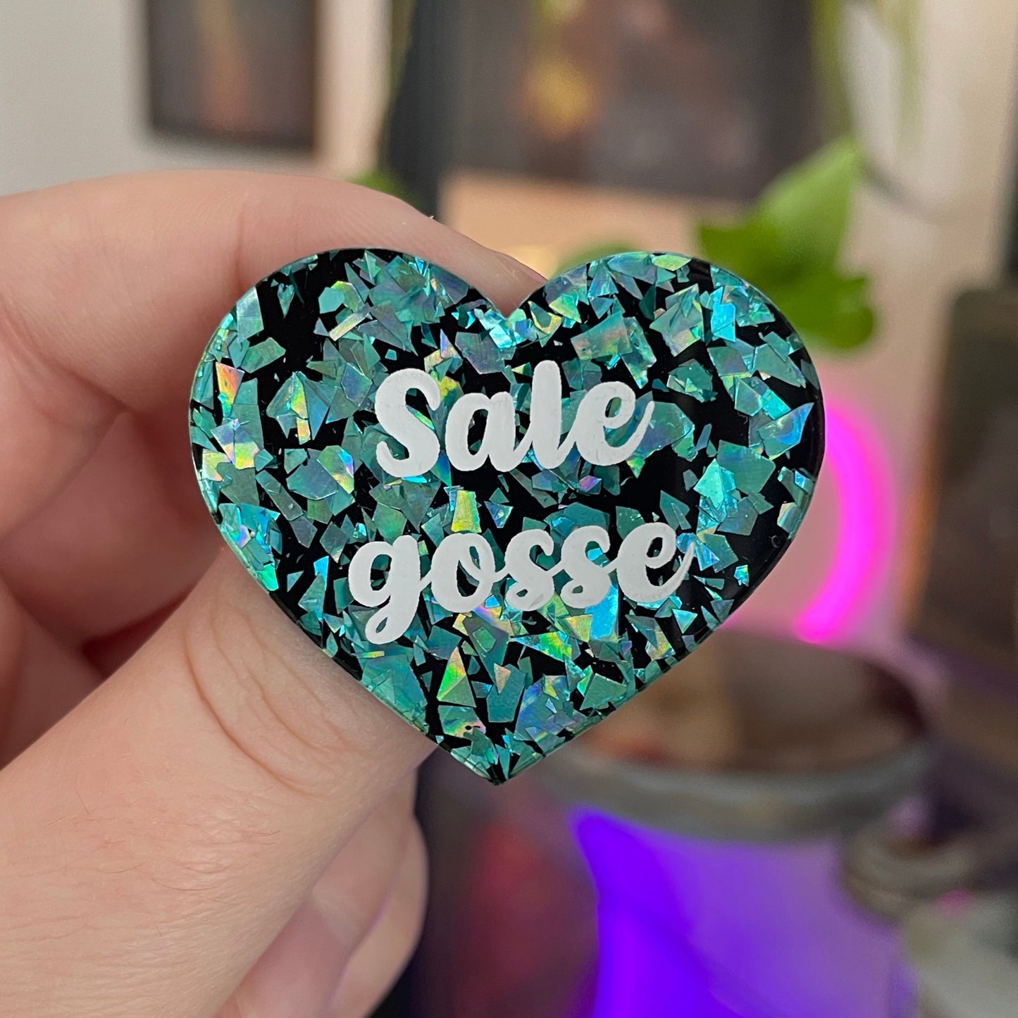 [CONTRÔLE TECHNIQUE] Broche "Sale gosse" en acrylique noire avec des éclats de confettis turquoise