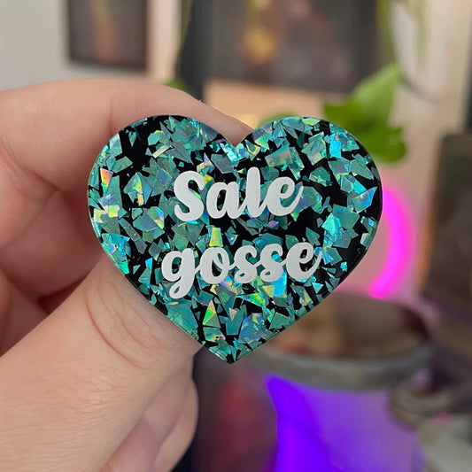 [CONTRÔLE TECHNIQUE] Broche "Sale gosse" en acrylique noire avec des éclats de confettis turquoise