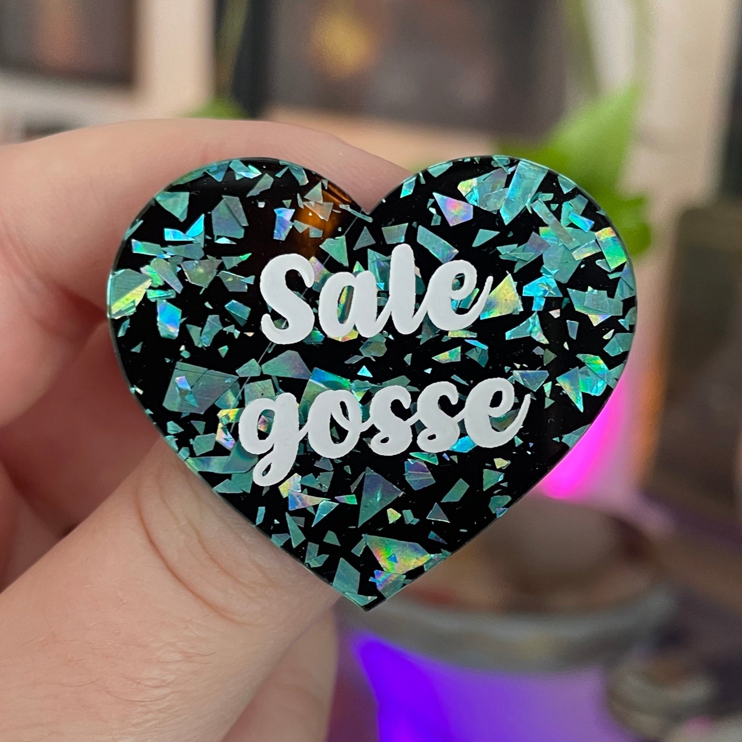 [CONTRÔLE TECHNIQUE] Broche "Sale gosse" en acrylique noire avec des éclats de confettis turquoise