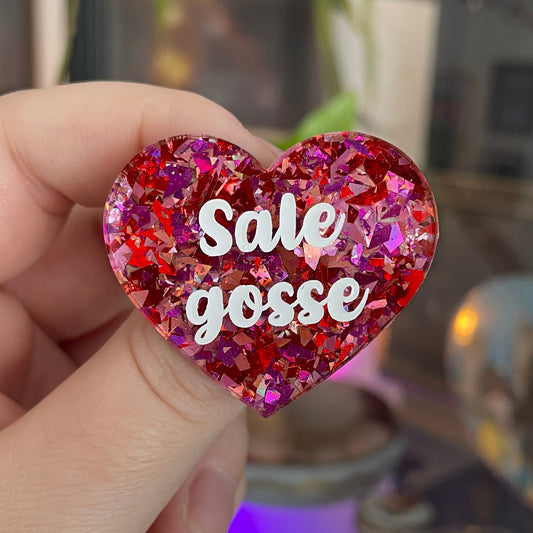 [CONTRÔLE TECHNIQUE] Broche "Sale gosse" en acrylique transparente avec des confettis rouges et roses