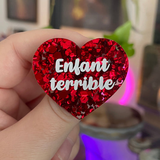 [CONTRÔLE TECHNIQUE] Broche "Enfant terrible" en acrylique semi transparente avec des gros confettis rouges