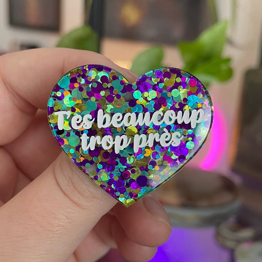 [CONTRÔLE TECHNIQUE] Broche "T'es beaucoup trop près" en acrylique semi-transparente à pois jaunes, bleus et violets