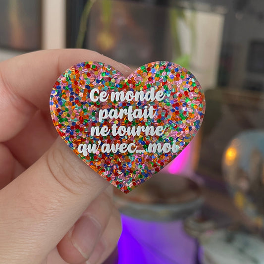 [CONTRÔLE TECHNIQUE] Broche "Ce monde parfait ne tourne qu'avec... moi" en acrylique avec des confettis multicolores