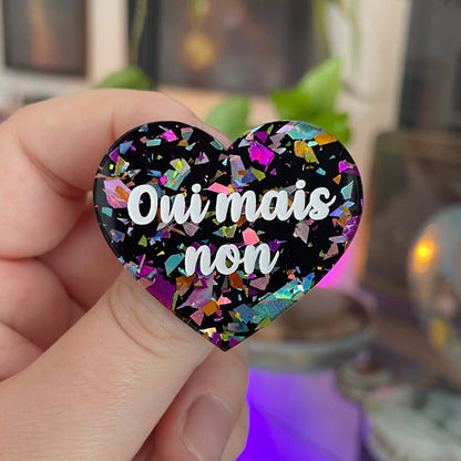 [CONTRÔLE TECHNIQUE] Broche "Oui mais non" en acrylique noire avec des éclats de confettis multicolores