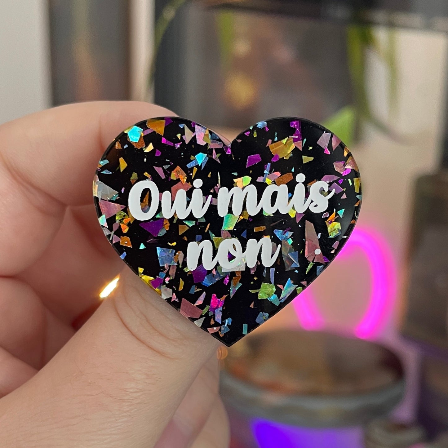 [CONTRÔLE TECHNIQUE] Broche "Oui mais non" en acrylique noire avec des éclats de confettis multicolores