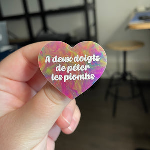 [CONTRÔLE TECHNIQUE] Broche "A deux doigts de péter les plombs" en acrylique semi-transparente marbrée multicolore