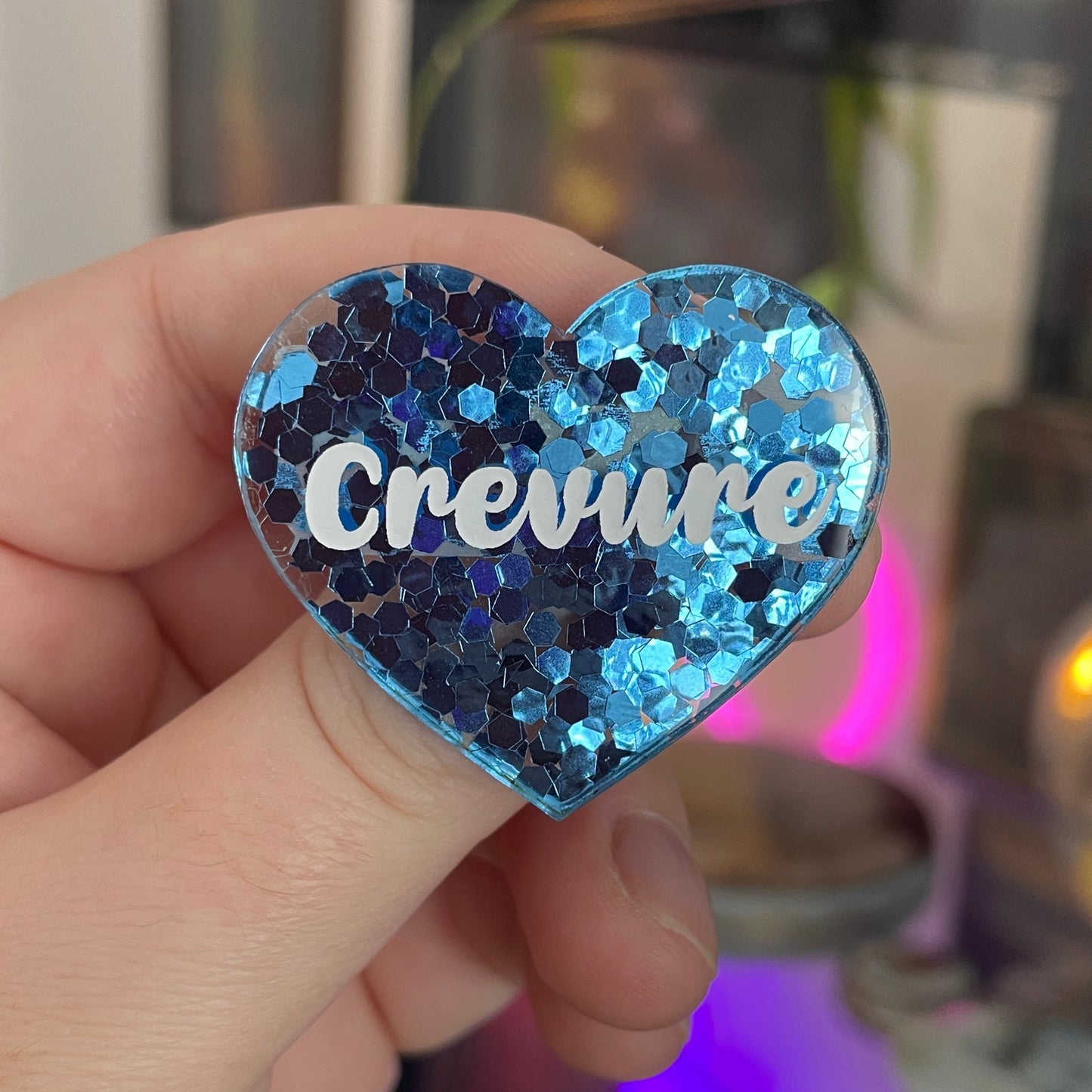 [CONTRÔLE TECHNIQUE] Broche "Crevure" en acrylique semi-transparente avec des confettis bleus