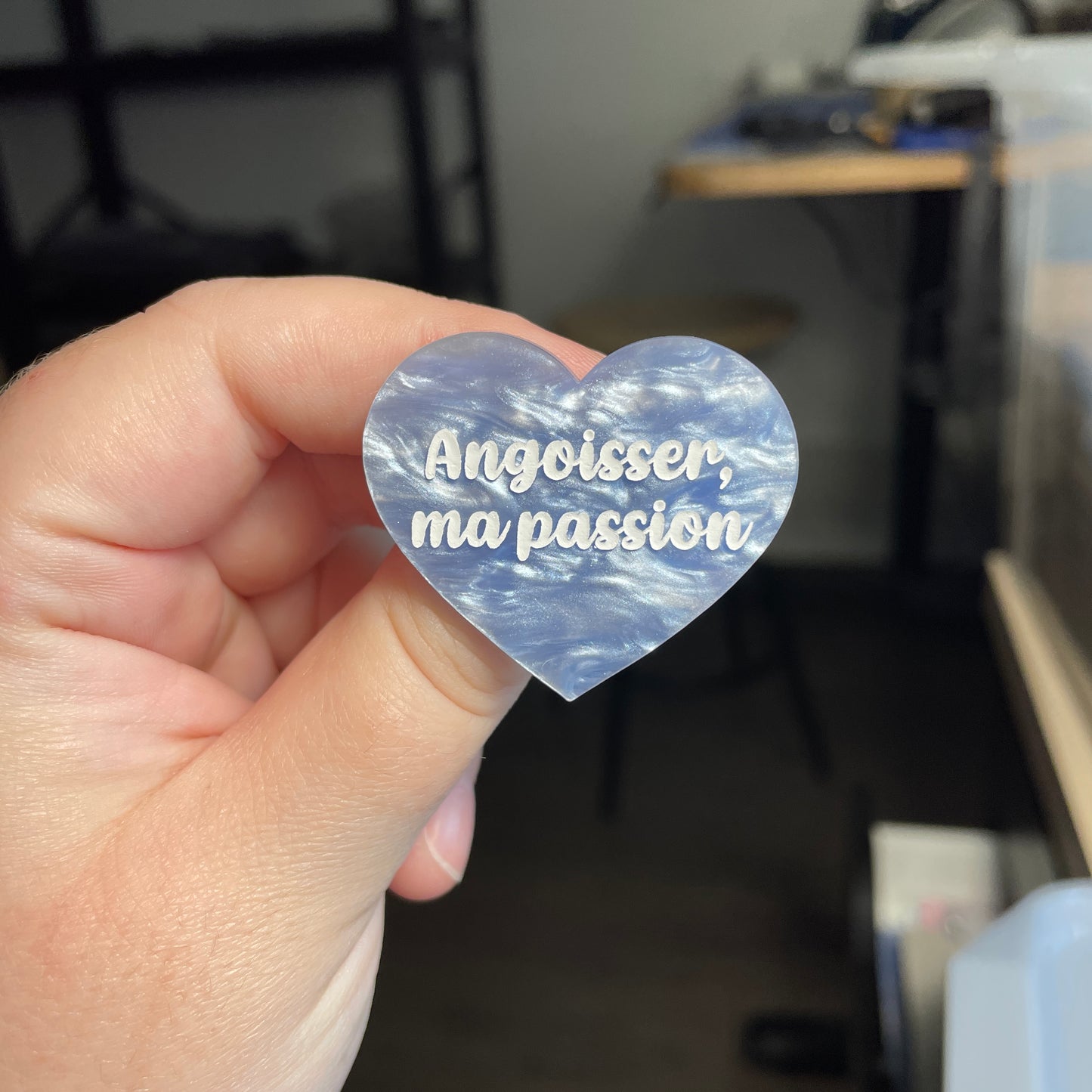 [CONTRÔLE TECHNIQUE] Broche "Angoisser, ma passion" en acrylique marbrée bleu acier clair
