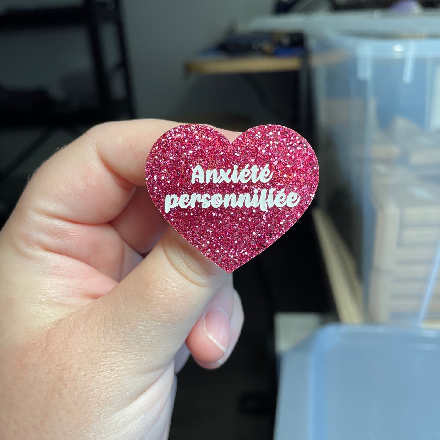 [CONTRÔLE TECHNIQUE] Broche "Anxiété personnifiée" en acrylique à paillettes magenta