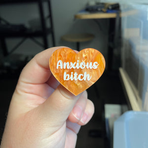 [CONTRÔLE TECHNIQUE] Broche "Anxious bitch" en acrylique marbrée orange
