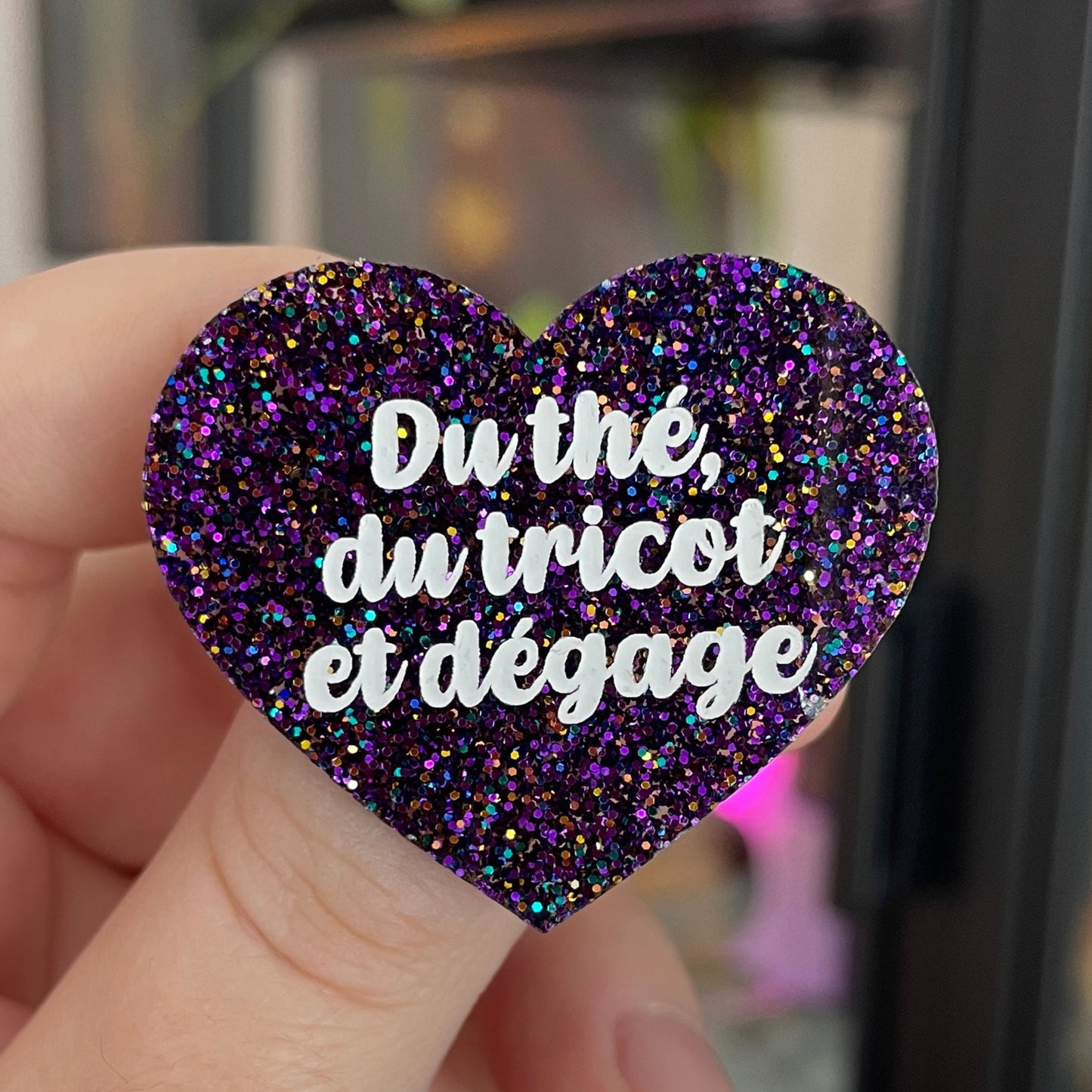 [CONTRÔLE TECHNIQUE] Broche "Du thé, du tricot et dégage" en acrylique violette à paillettes