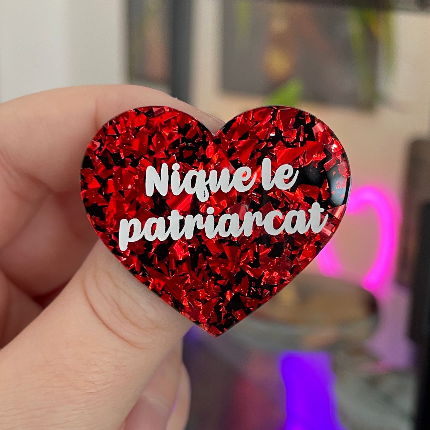 [CONTRÔLE TECHNIQUE] Broche "Nique le patriarcat" en acrylique noire avec des éclats de confettis rouges
