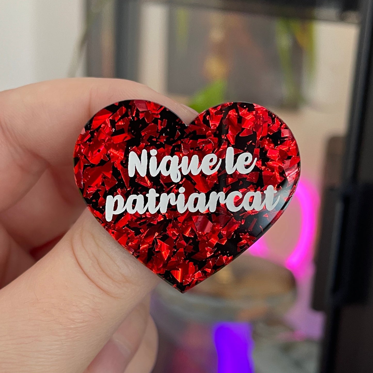 [CONTRÔLE TECHNIQUE] Broche "Nique le patriarcat" en acrylique noire avec des éclats de confettis rouges
