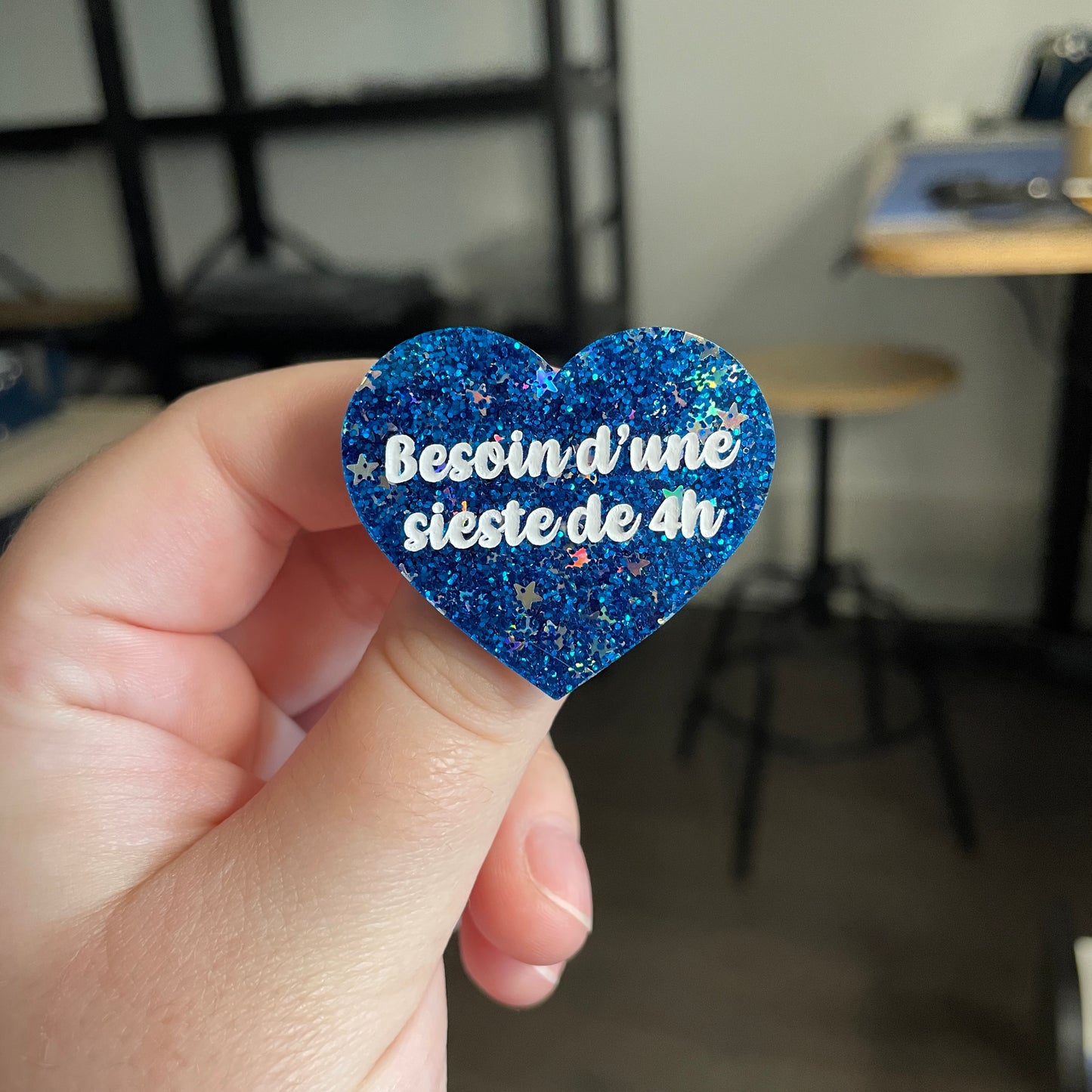 [CONTRÔLE TECHNIQUE] Broche "Besoin d'une sieste de 4h" en acrylique à paillettes bleues et confettis étoiles