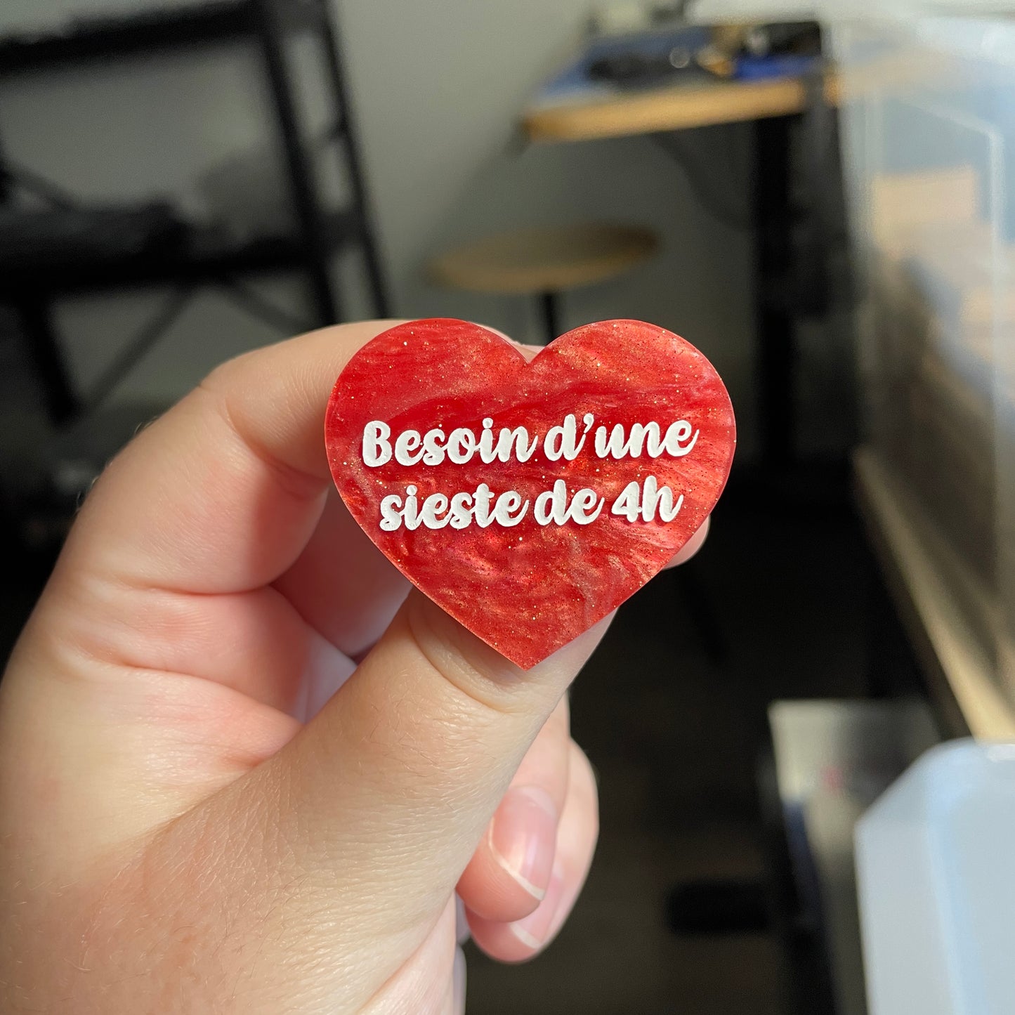[CONTRÔLE TECHNIQUE] Broche "Besoin d'une sieste de 4h" en acrylique marbrée rose à paillettes