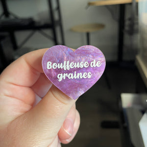 [CONTRÔLE TECHNIQUE] Broche "Bouffeuse de graines" en acrylique marbrée violette à paillettes