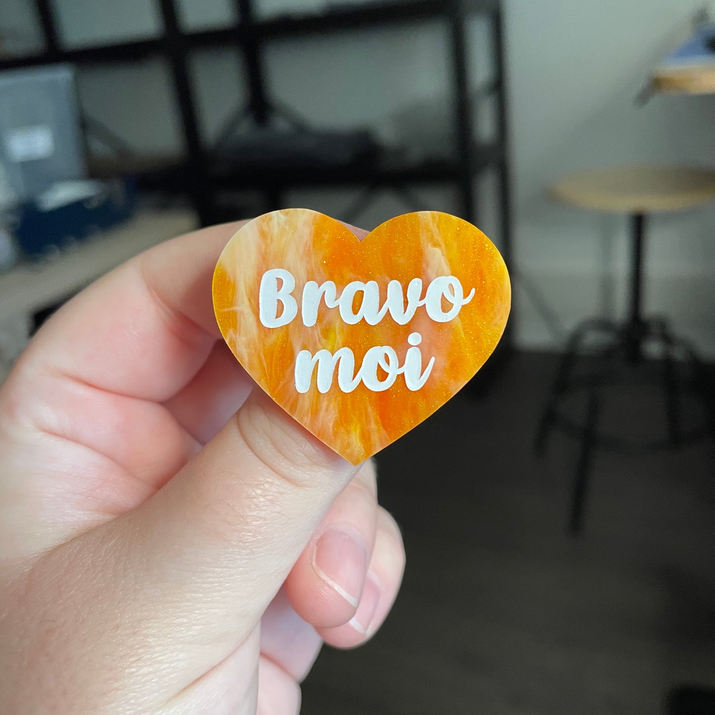 [CONTRÔLE TECHNIQUE] Broche "Bravo moi" en acrylique marbrée orange, dorée et blanche