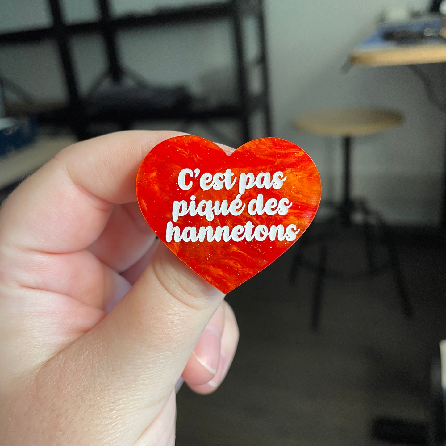 [CONTRÔLE TECHNIQUE] Broche "C'est pas piqué des hannetons" en acrylique marbrée orange à paillettes