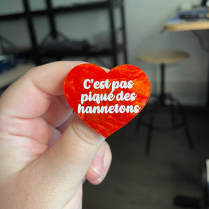 [CONTRÔLE TECHNIQUE] Broche "C'est pas piqué des hannetons" en acrylique marbrée orange à paillettes