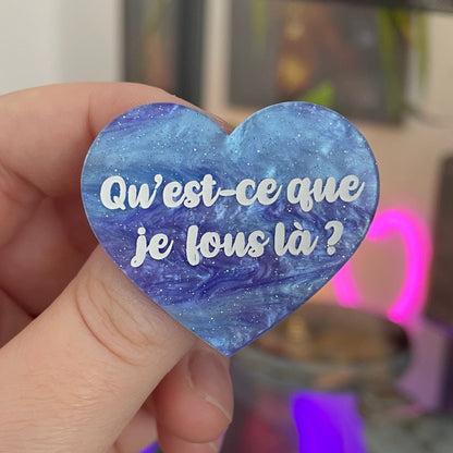 [CONTRÔLE TECHNIQUE] Broche "Qu'est-ce que je fous là ?" en acrylique marbrée bleue et violette à paillettes