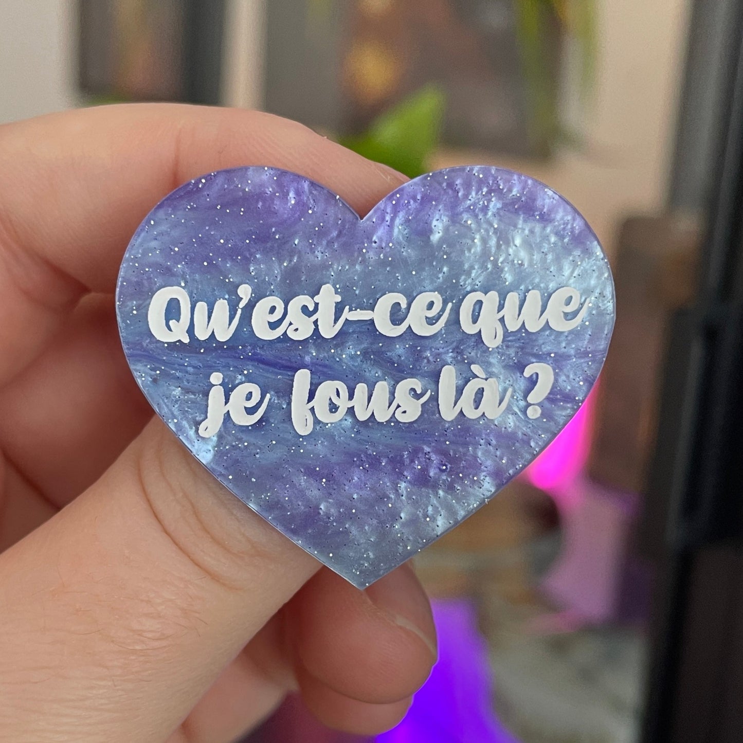 [CONTRÔLE TECHNIQUE] Broche "Qu'est-ce que je fous là ?" en acrylique marbrée bleue et violette à paillettes