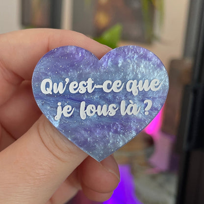 [CONTRÔLE TECHNIQUE] Broche "Qu'est-ce que je fous là ?" en acrylique marbrée bleue et violette à paillettes