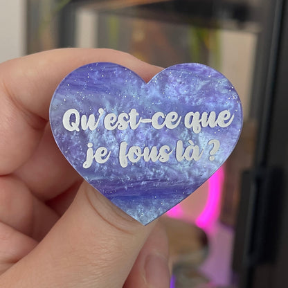 [CONTRÔLE TECHNIQUE] Broche "Qu'est-ce que je fous là ?" en acrylique marbrée bleue et violette à paillettes