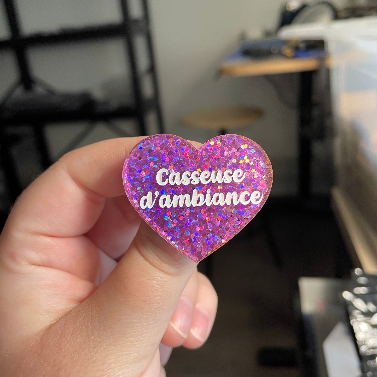 [CONTRÔLE TECHNIQUE] Broche "Casseuse d'ambiance" en acrylique semi transparente avec des paillettes violettes