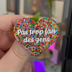 [CONTRÔLE TECHNIQUE] Broche "Pas trop fan des gens" en acrylique avec des confettis multicolores