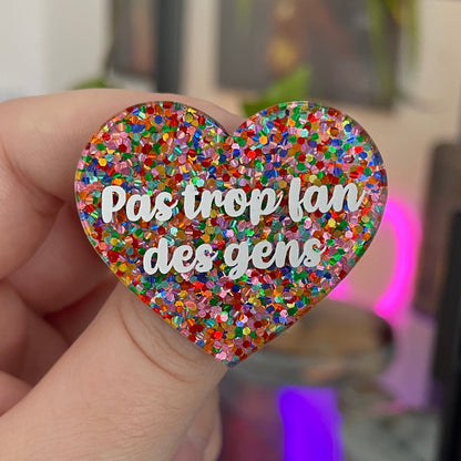 [CONTRÔLE TECHNIQUE] Broche "Pas trop fan des gens" en acrylique avec des confettis multicolores