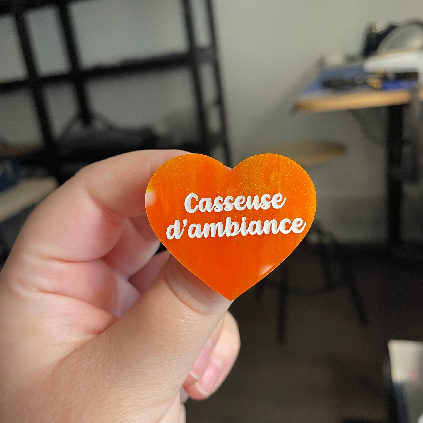 [CONTRÔLE TECHNIQUE] Broche "Casseuse d'ambiance" en acrylique marbrée orange, dorée et blanche