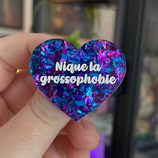 [CONTRÔLE TECHNIQUE] Broche "Nique la grossophobie" en acrylique transparente à gros confettis bleus et violets