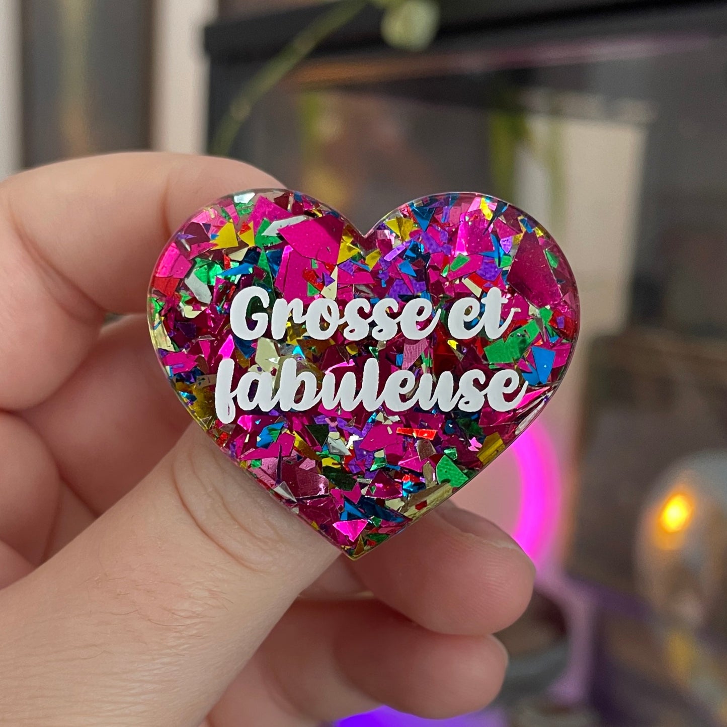 [CONTRÔLE TECHNIQUE] Broche "Grosse et fabuleuse" en acrylique transparente à gros confettis roses et multicolores
