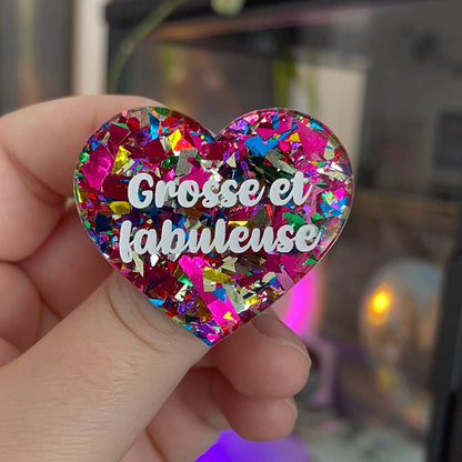 [CONTRÔLE TECHNIQUE] Broche "Grosse et fabuleuse" en acrylique transparente à gros confettis roses et multicolores