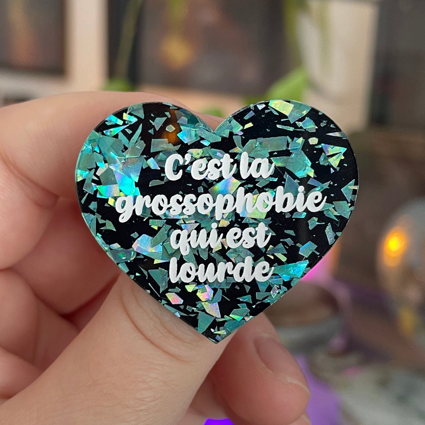 [CONTRÔLE TECHNIQUE] Broche "C'est la grossophobie qui est lourde" en acrylique noire avec des éclats de confettis turquoise