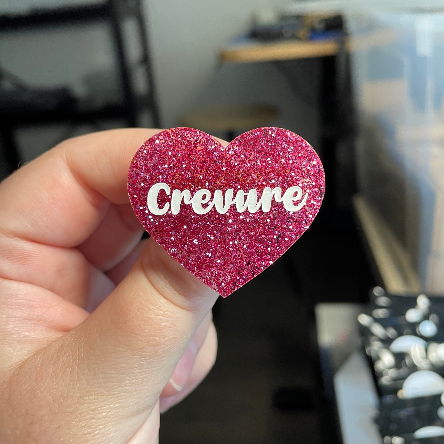 [CONTRÔLE TECHNIQUE] Broche "Crevure" en acrylique à paillettes magenta