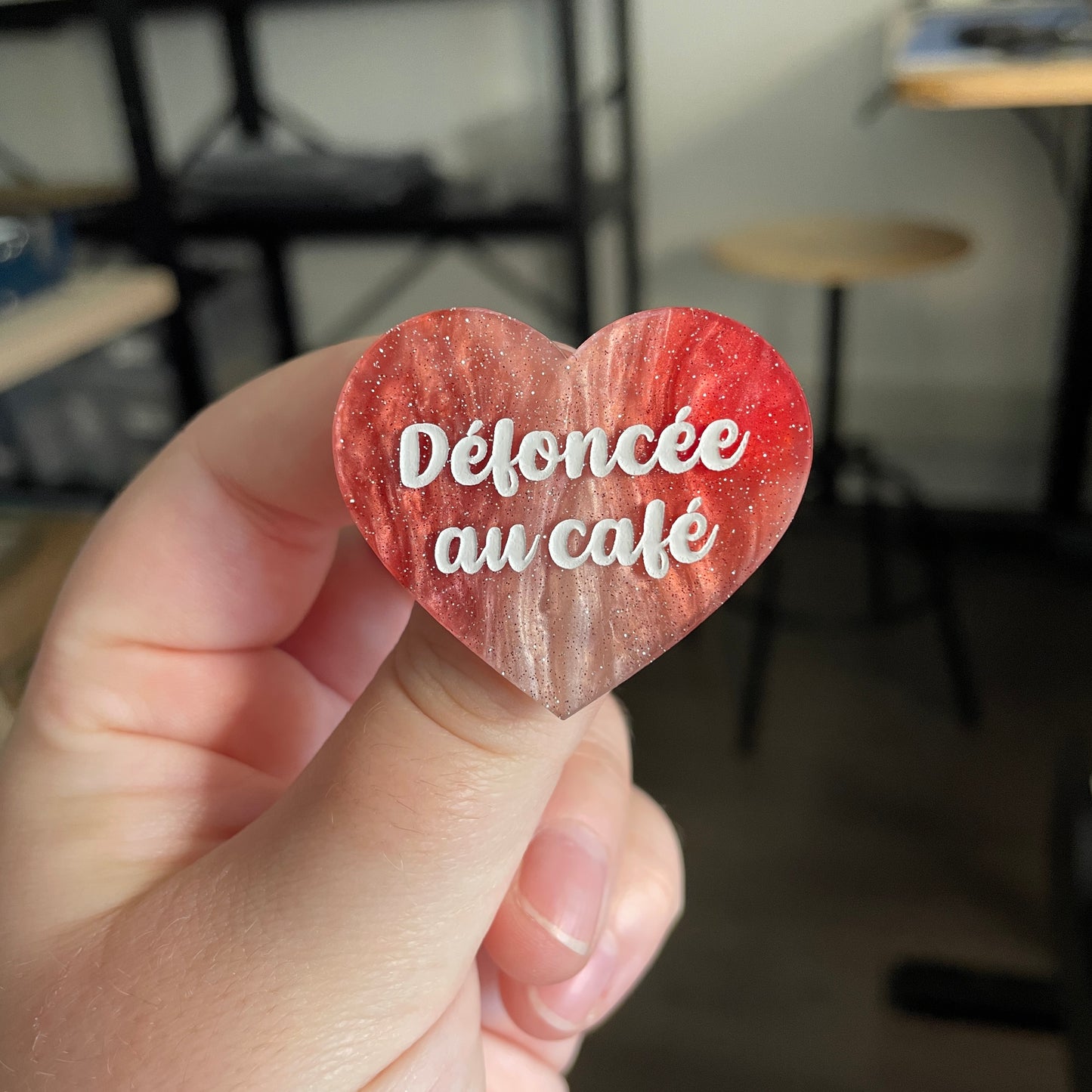 [CONTRÔLE TECHNIQUE] Broche "Défoncée au café" en acrylique marbrée rouge et blanche à paillettes