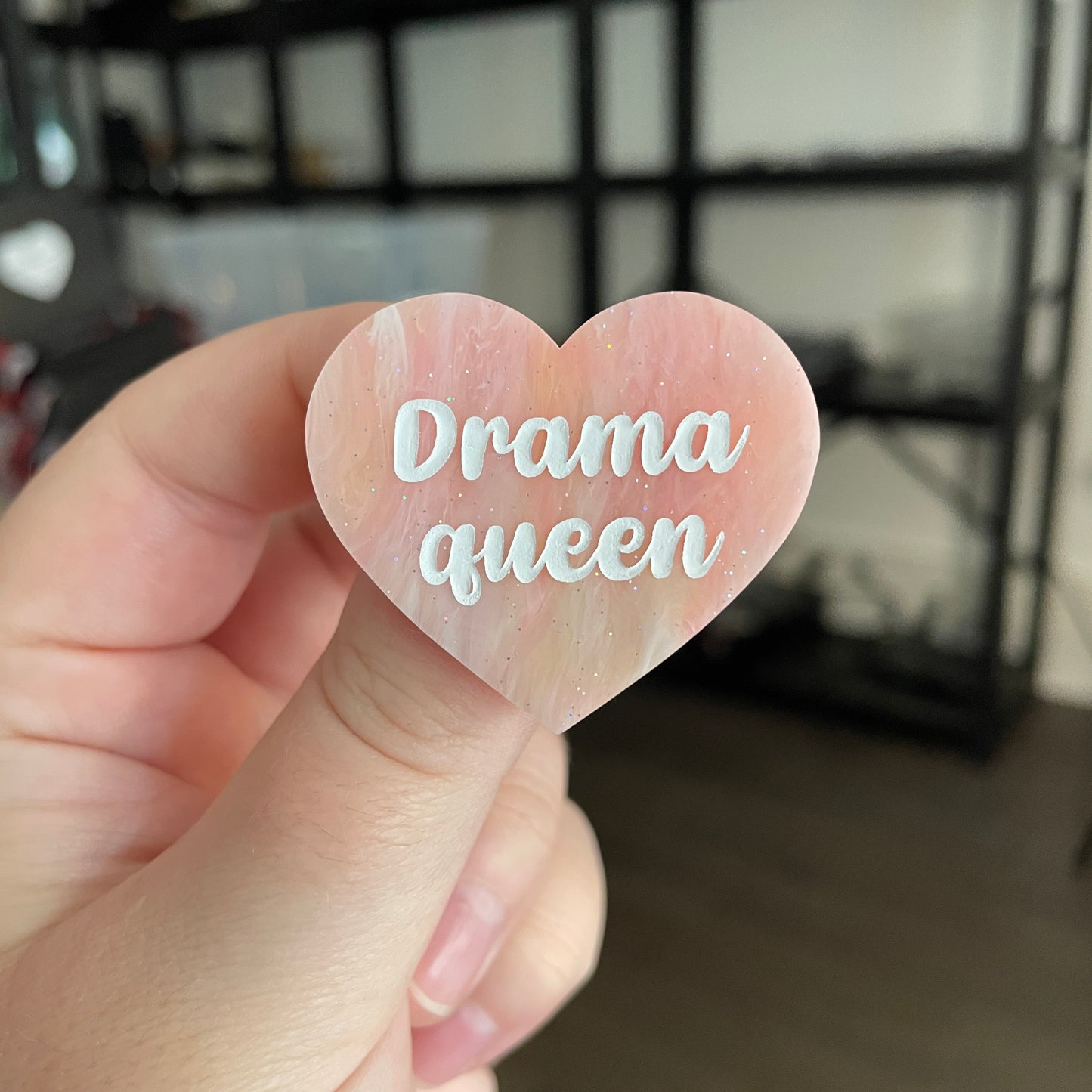 [CONTRÔLE TECHNIQUE] Broche "Drama queen" en acrylique marbrée rose/orange/corail