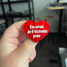 Charger l&#39;image dans la galerie, [CONTRÔLE TECHNIQUE] Broche &quot;En vrai je t&#39;écoute pas&quot; en acrylique marbrée rouge