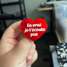 Charger l&#39;image dans la galerie, [CONTRÔLE TECHNIQUE] Broche &quot;En vrai je t&#39;écoute pas&quot; en acrylique marbrée rouge