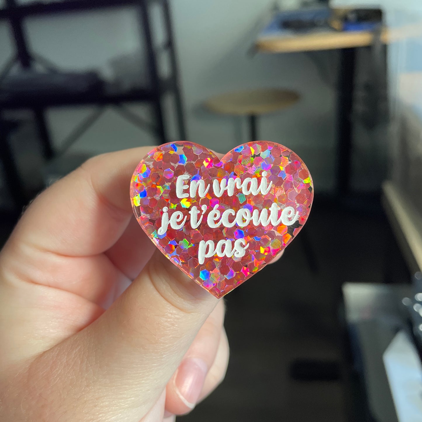 [CONTRÔLE TECHNIQUE] Broche "En vrai je t'écoute pas" en acrylique semi transparente avec des confettis corail