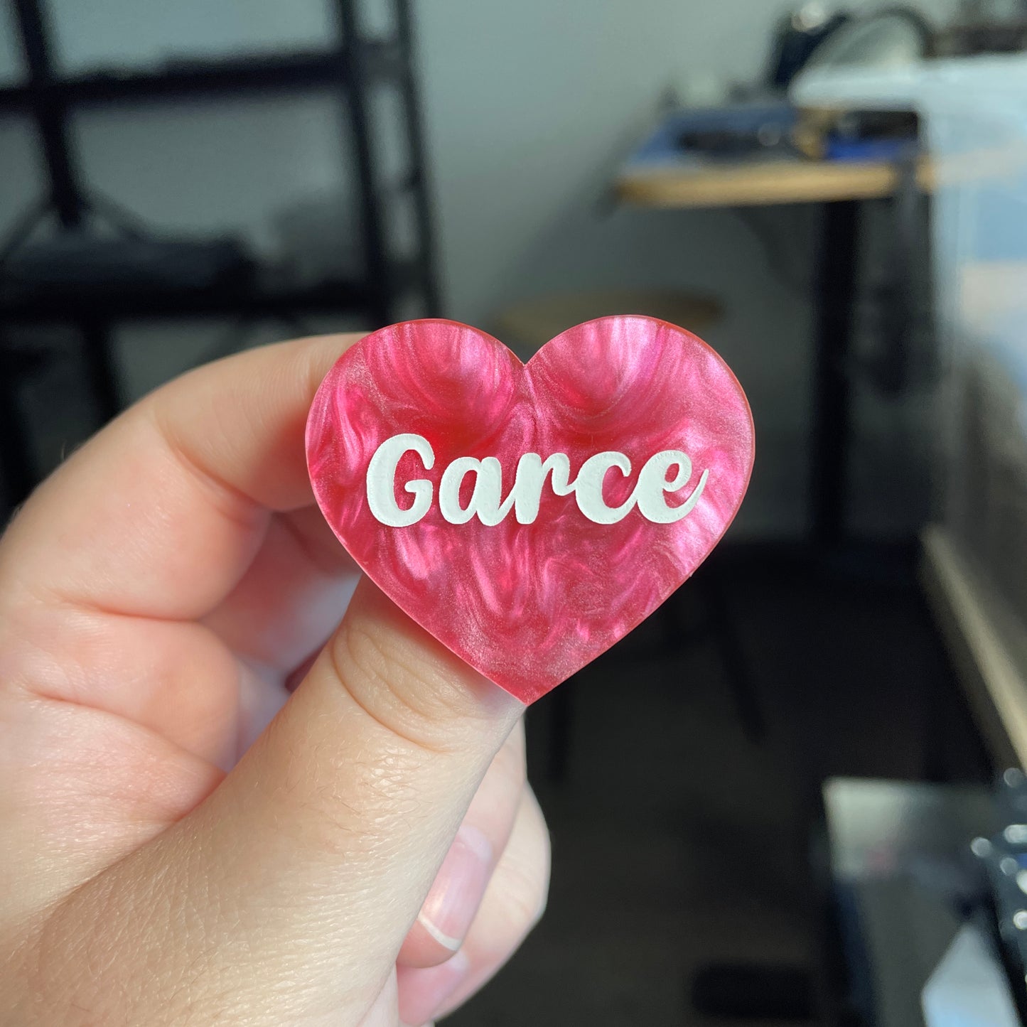 [CONTRÔLE TECHNIQUE] Broche "Garce" en acrylique marbrée rose