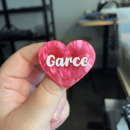 [CONTRÔLE TECHNIQUE] Broche "Garce" en acrylique marbrée rose