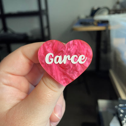 [CONTRÔLE TECHNIQUE] Broche "Garce" en acrylique marbrée rose